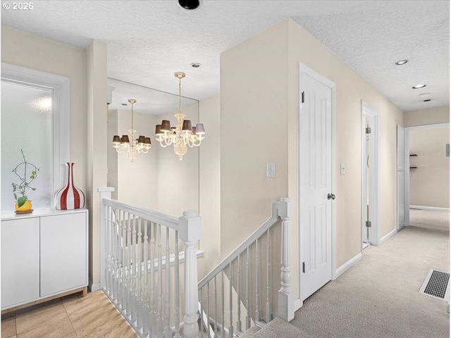 934 Sw CHELTENHAM St, Portland, OR 97239