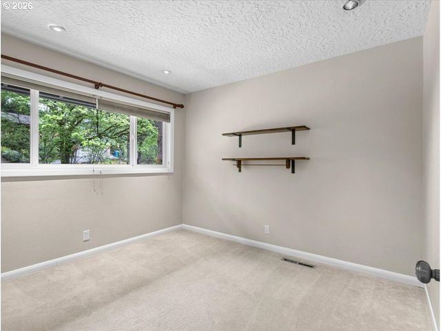 934 Sw CHELTENHAM St, Portland, OR 97239