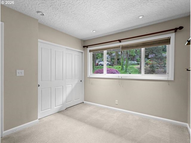 934 Sw CHELTENHAM St, Portland, OR 97239