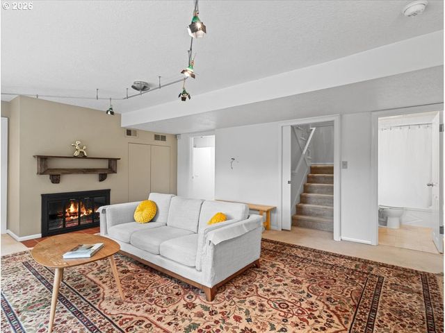 934 Sw CHELTENHAM St, Portland, OR 97239