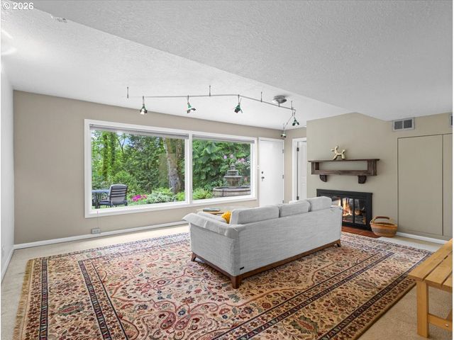 934 Sw CHELTENHAM St, Portland, OR 97239
