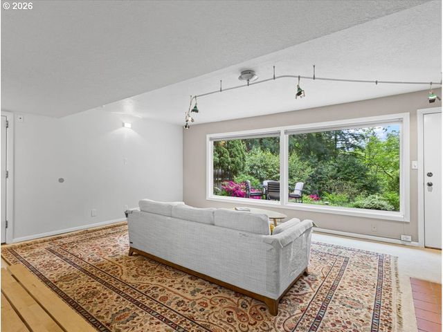 934 Sw CHELTENHAM St, Portland, OR 97239