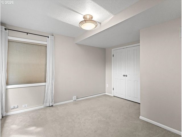 934 Sw CHELTENHAM St, Portland, OR 97239
