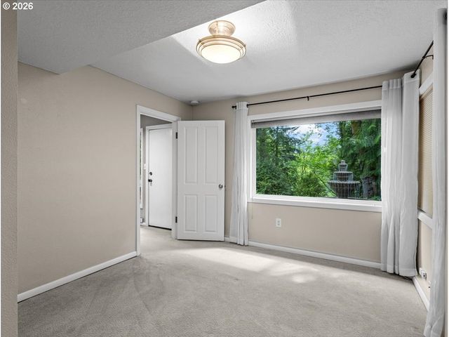 934 Sw CHELTENHAM St, Portland, OR 97239
