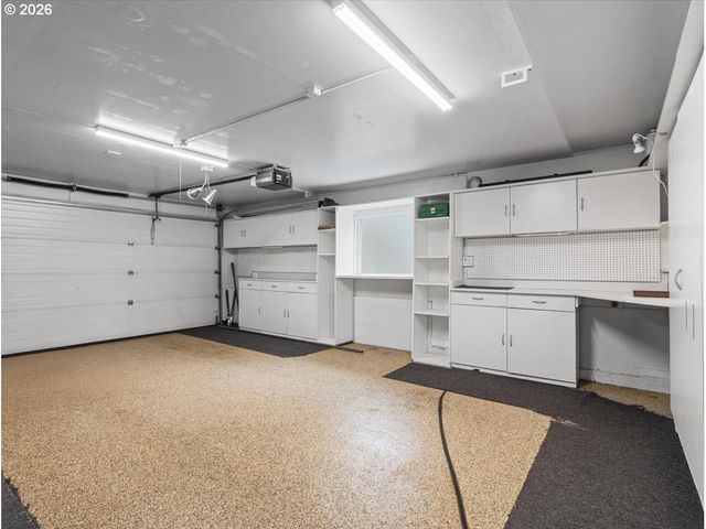 934 Sw CHELTENHAM St, Portland, OR 97239