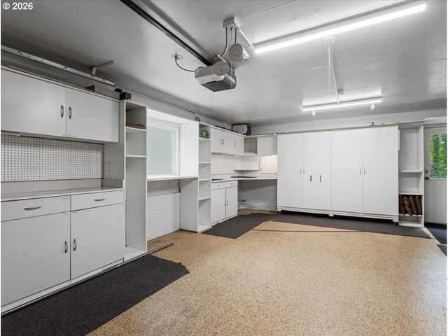 934 Sw CHELTENHAM St, Portland, OR 97239