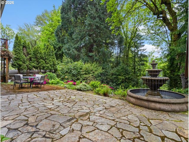 934 Sw CHELTENHAM St, Portland, OR 97239