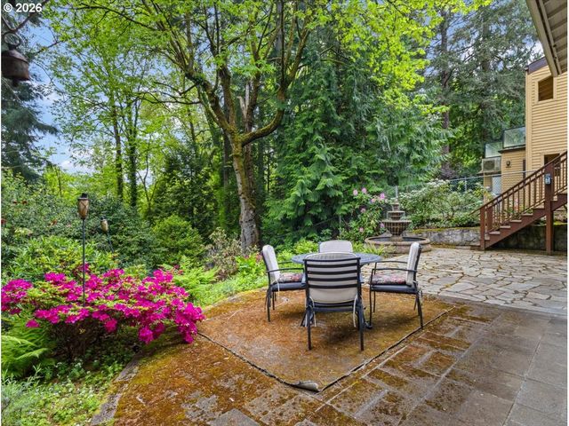 934 Sw CHELTENHAM St, Portland, OR 97239