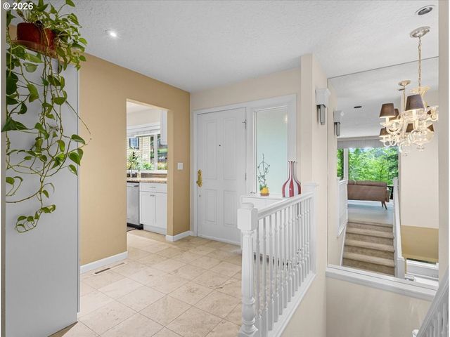 934 Sw CHELTENHAM St, Portland, OR 97239