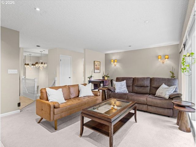934 Sw CHELTENHAM St, Portland, OR 97239