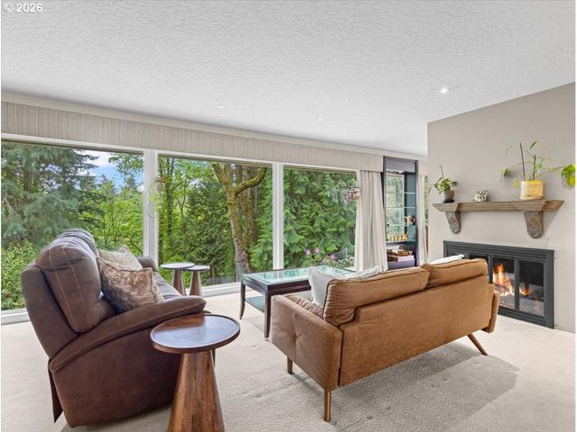 934 Sw CHELTENHAM St, Portland, OR 97239