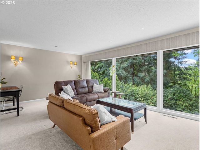 934 Sw CHELTENHAM St, Portland, OR 97239