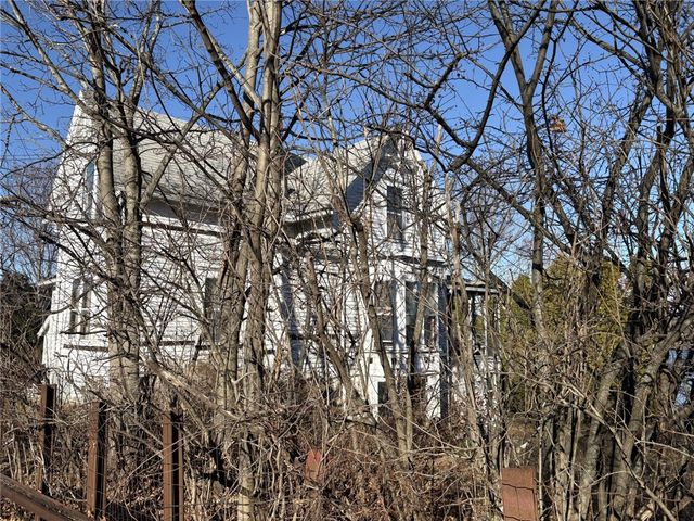 351 COUNTY Road, Barrington, RI 02806