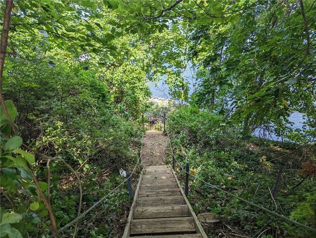 351 COUNTY Road, Barrington, RI 02806