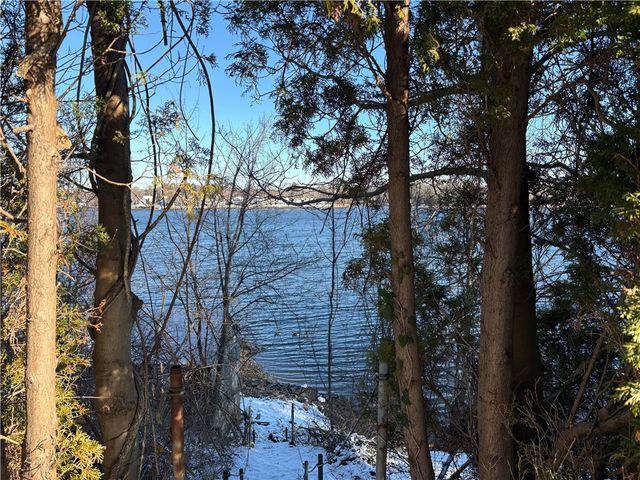 351 COUNTY Road, Barrington, RI 02806