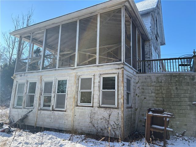 351 COUNTY Road, Barrington, RI 02806