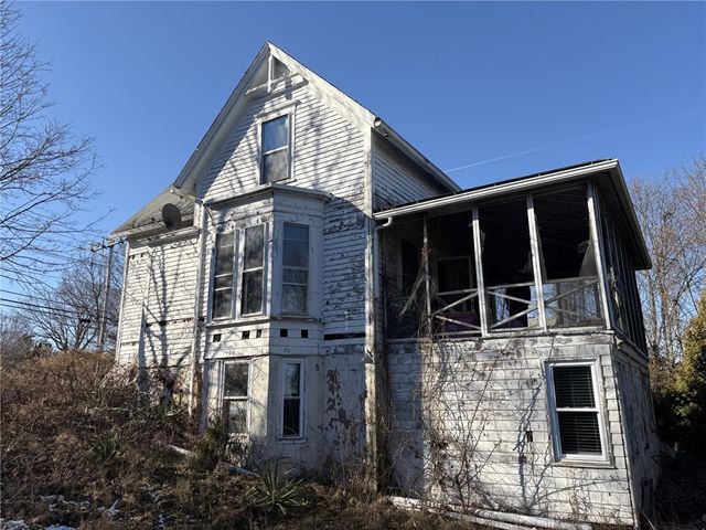 351 COUNTY Road, Barrington, RI 02806