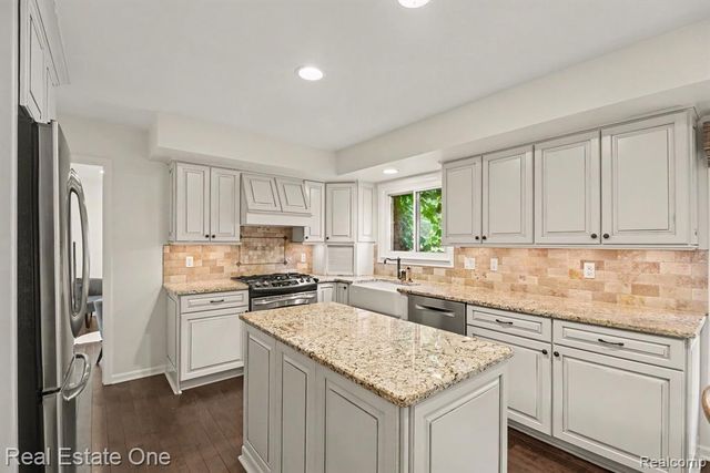 5963 Barnstable Court, West Bloomfield, MI 48322
