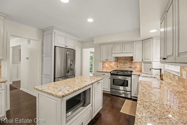 5963 Barnstable Court, West Bloomfield, MI 48322