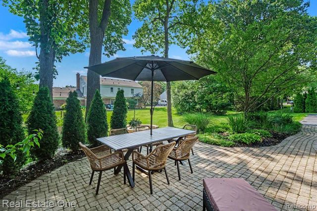 5963 Barnstable Court, West Bloomfield, MI 48322