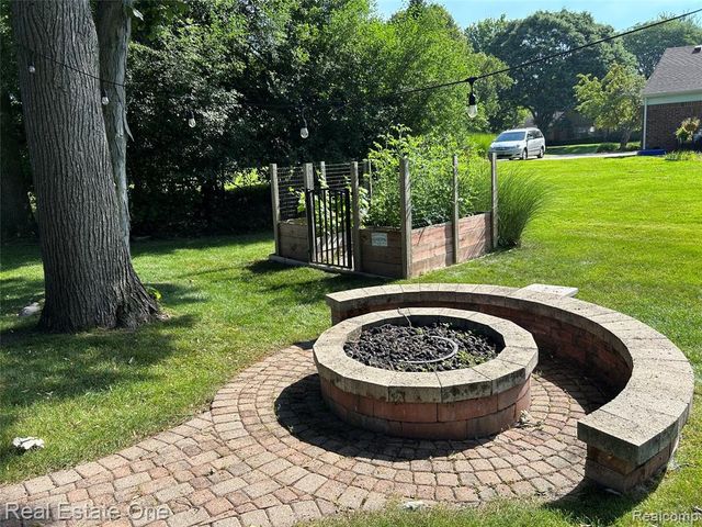 5963 Barnstable Court, West Bloomfield, MI 48322