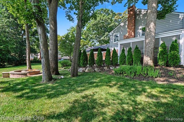 5963 Barnstable Court, West Bloomfield, MI 48322