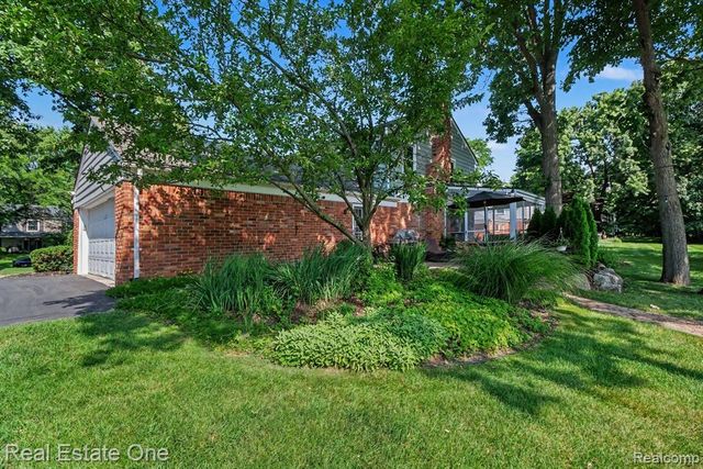 5963 Barnstable Court, West Bloomfield, MI 48322