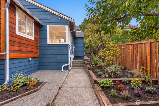 6215 38th Avenue NE, Seattle, WA 98115
