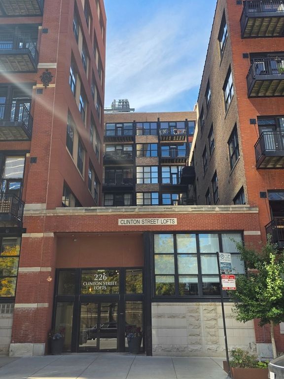 226 N Clinton Street 225, Chicago, IL 60661 — exterior