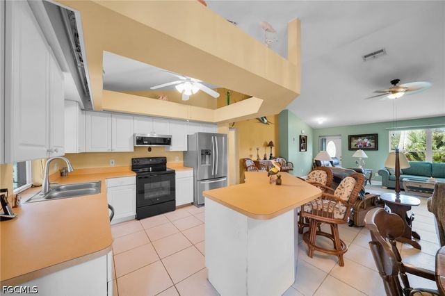 813 SW 11th PL, Cape Coral, FL 33991