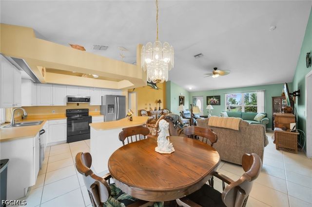 813 SW 11th PL, Cape Coral, FL 33991