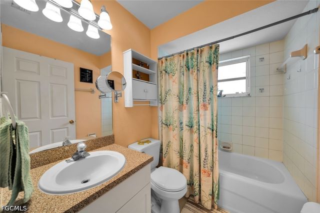 813 SW 11th PL, Cape Coral, FL 33991