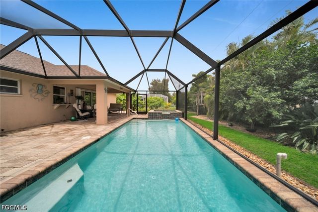 813 SW 11th PL, Cape Coral, FL 33991