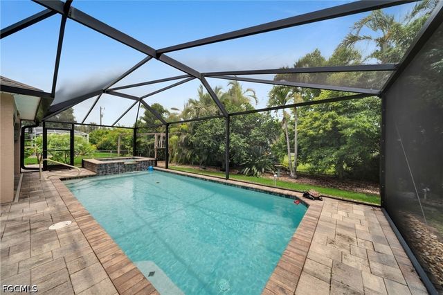 813 SW 11th PL, Cape Coral, FL 33991