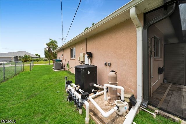 813 SW 11th PL, Cape Coral, FL 33991