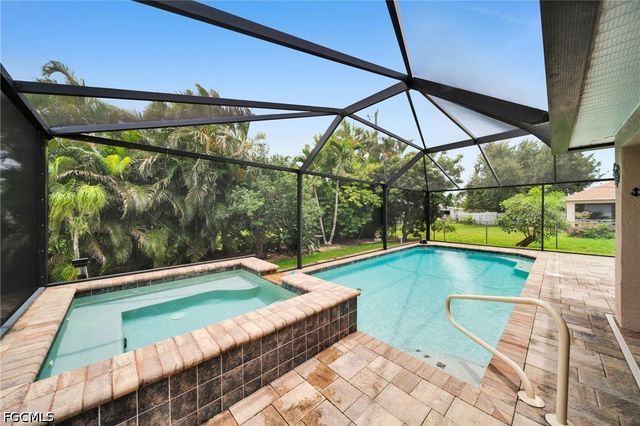 813 SW 11th PL, Cape Coral, FL 33991