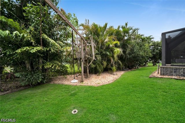 813 SW 11th PL, Cape Coral, FL 33991