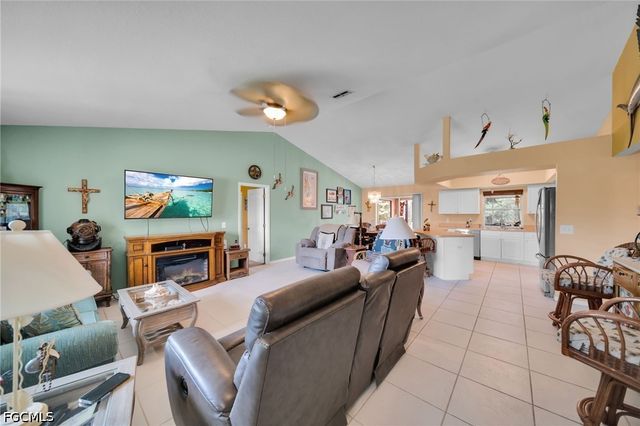 813 SW 11th PL, Cape Coral, FL 33991