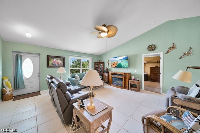 813 SW 11th PL, Cape Coral, FL 33991