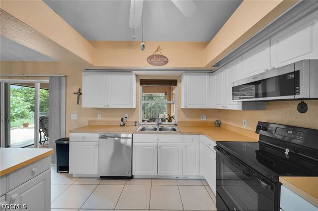 813 SW 11th PL, Cape Coral, FL 33991