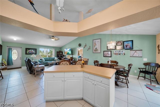 813 SW 11th PL, Cape Coral, FL 33991