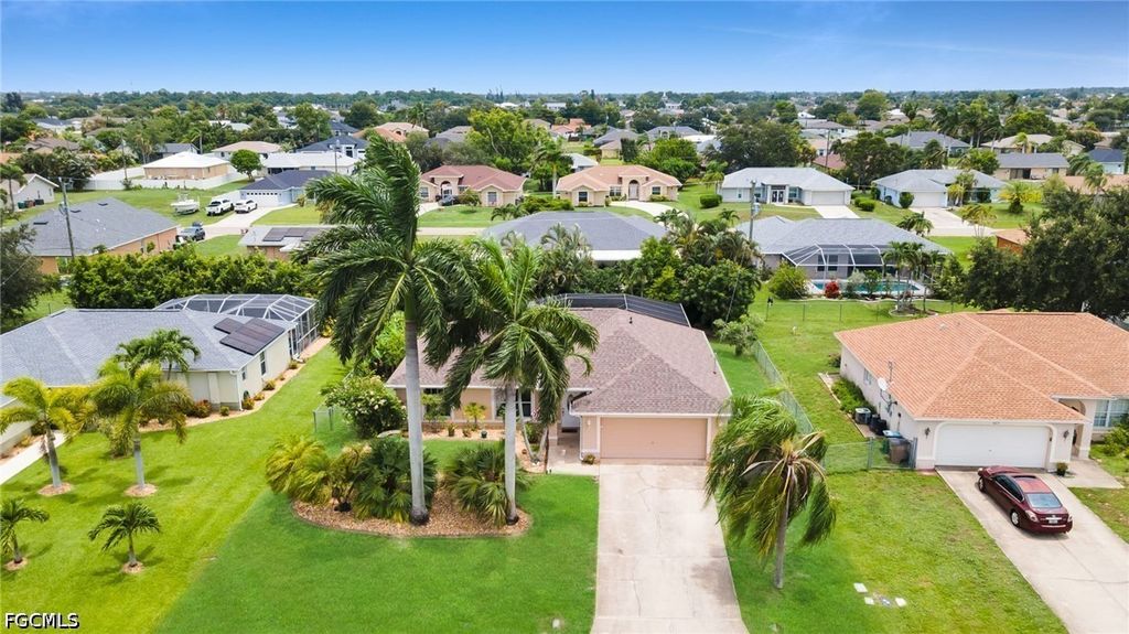 813 SW 11th PL, Cape Coral, FL 33991