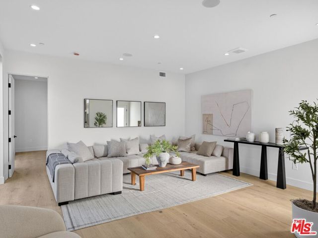 8404 Gonzaga Avenue, Los Angeles, CA 90045