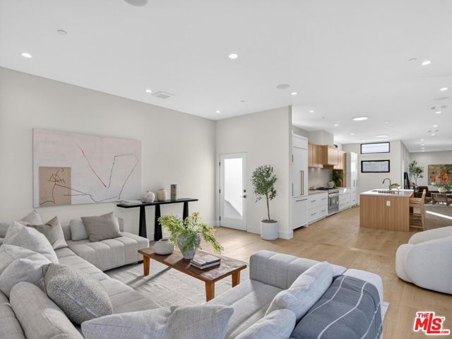 8404 Gonzaga Avenue, Los Angeles, CA 90045