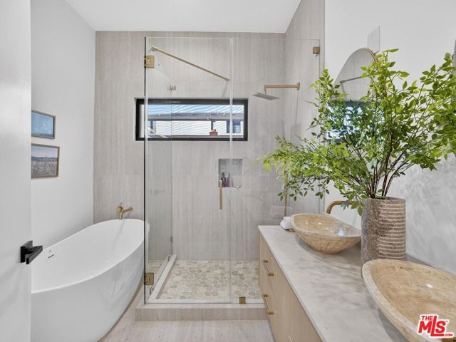 8404 Gonzaga Avenue, Los Angeles, CA 90045