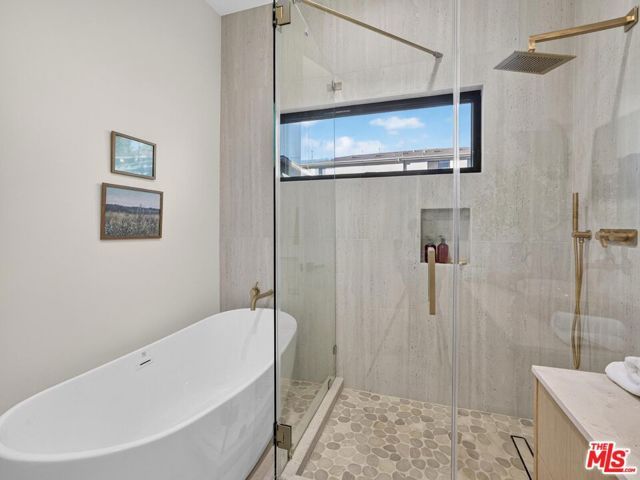 8404 Gonzaga Avenue, Los Angeles, CA 90045