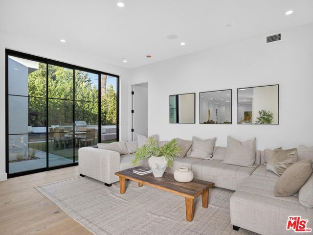 8404 Gonzaga Avenue, Los Angeles, CA 90045