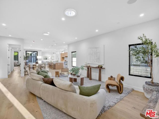 8404 Gonzaga Avenue, Los Angeles, CA 90045