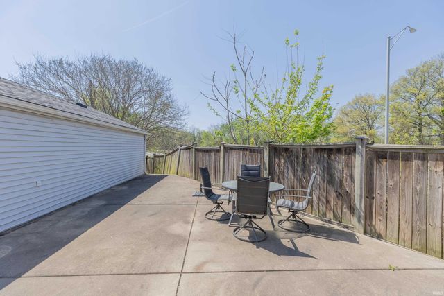 1255 Maple Court, Evansville, IN 47714