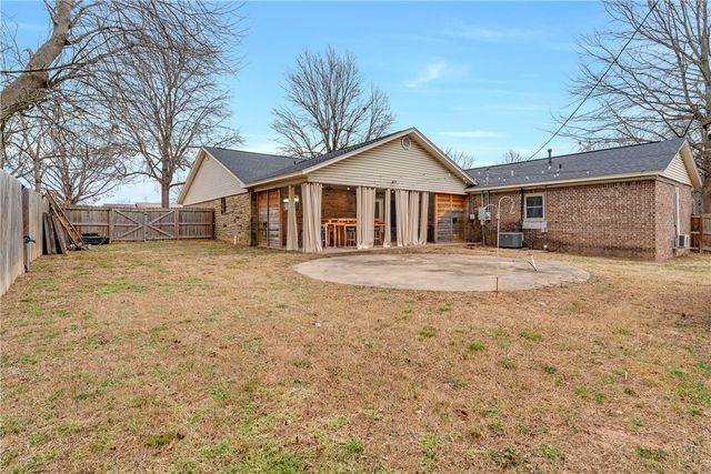 301 W Edmondson Avenue, Springdale, AR 72764